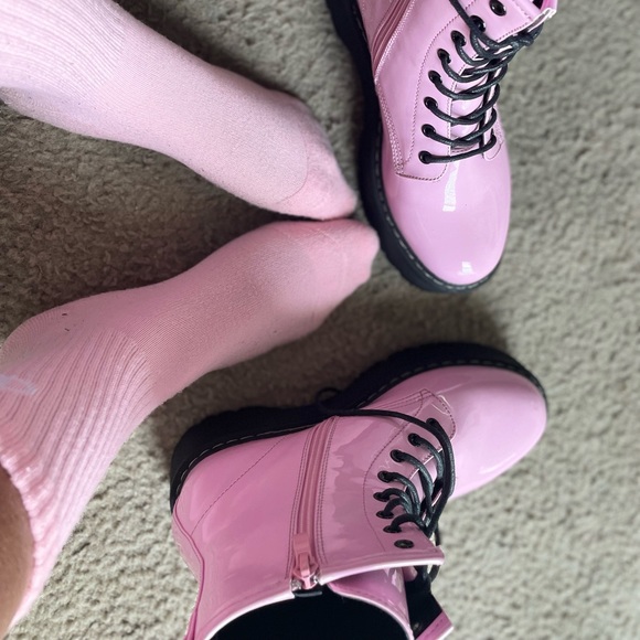 Steve Madden pink Betty combat boots. - Picture 5 of 5